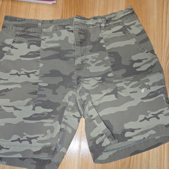 Social Standard By Sanctuary Pants - Social Standard By Sanctuary Women's Camo Midi Shorts  Size M